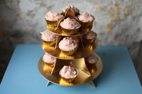 DIY Details, Oh Happy Day show us how to DIY a cupcake stand.