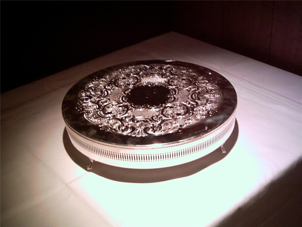 DELETED:Round cake stand - ideal for a stacked cake