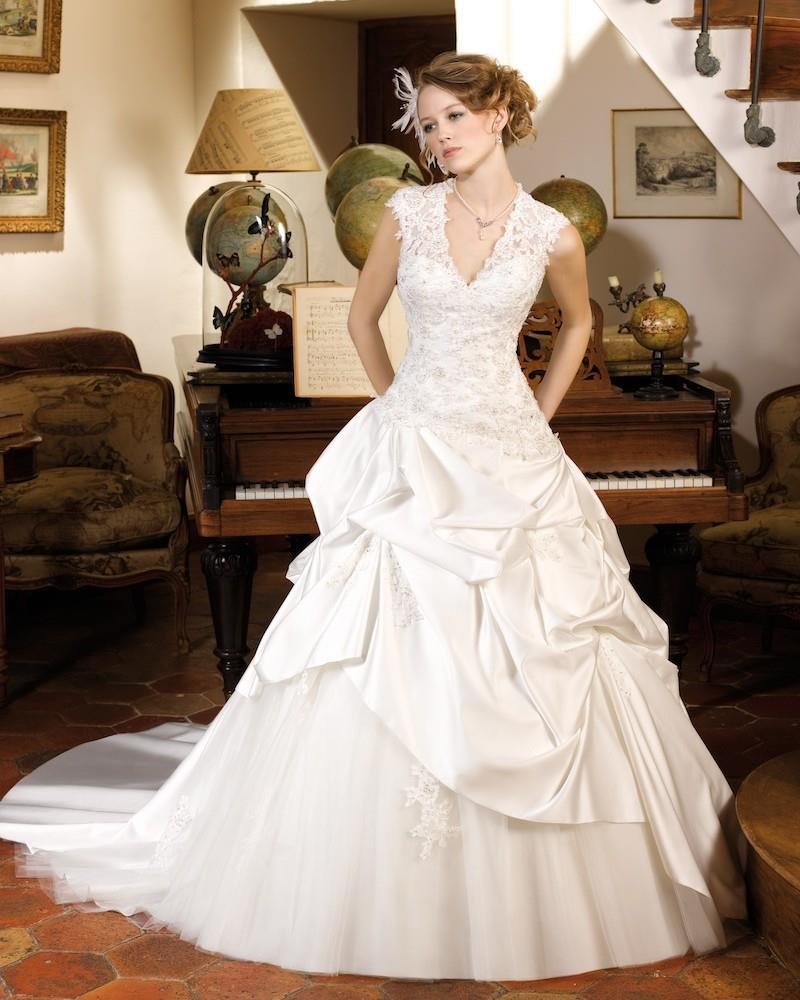 My Stuff, https://www.dressesular.com/wedding-dresses/633-generous-ball-gown-straps-v-neck-lace-chap